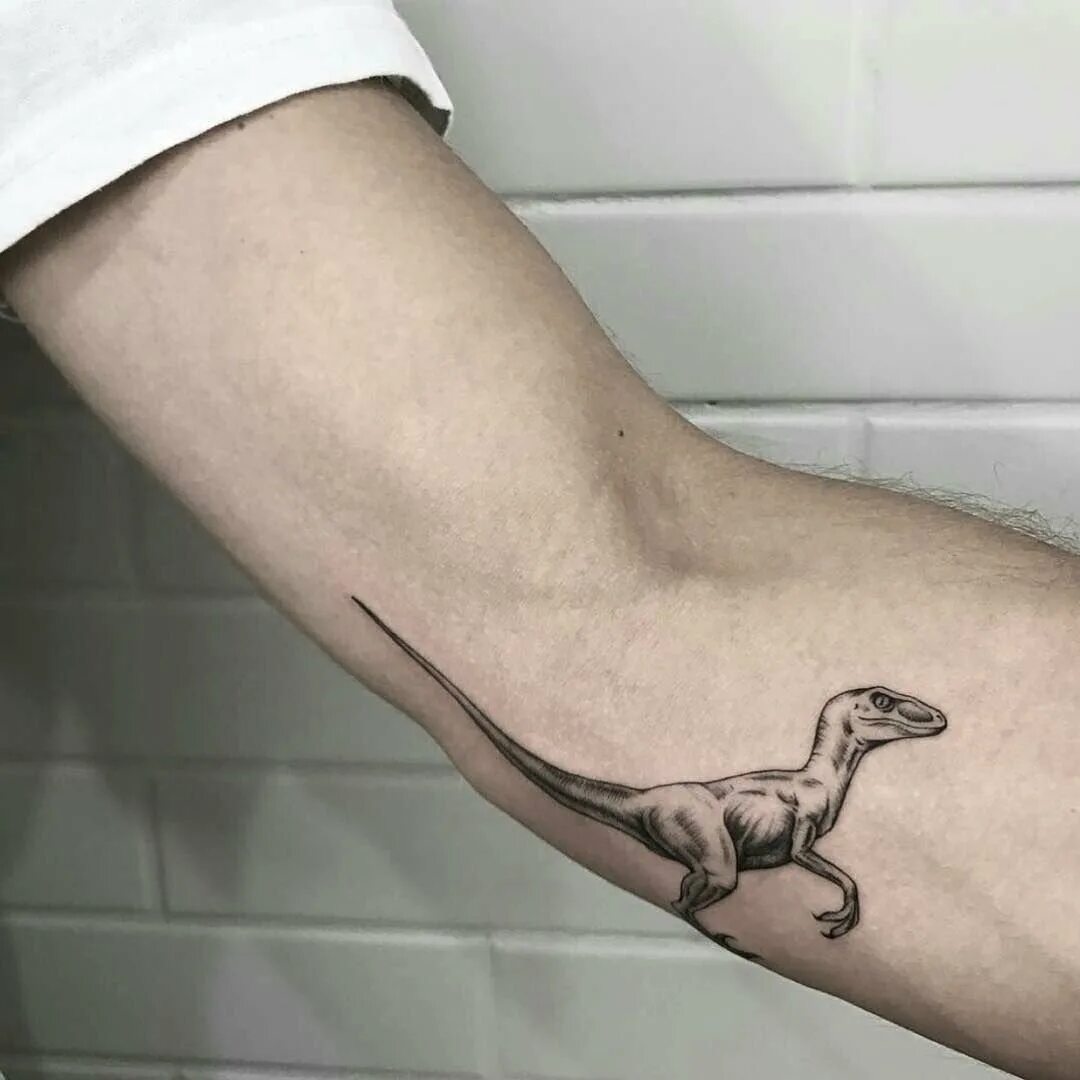 Руки динозавриком. Тату динозавр. Велоцераптор тату. Тату динозавр на руке. Татуировки динозавров маленькие.