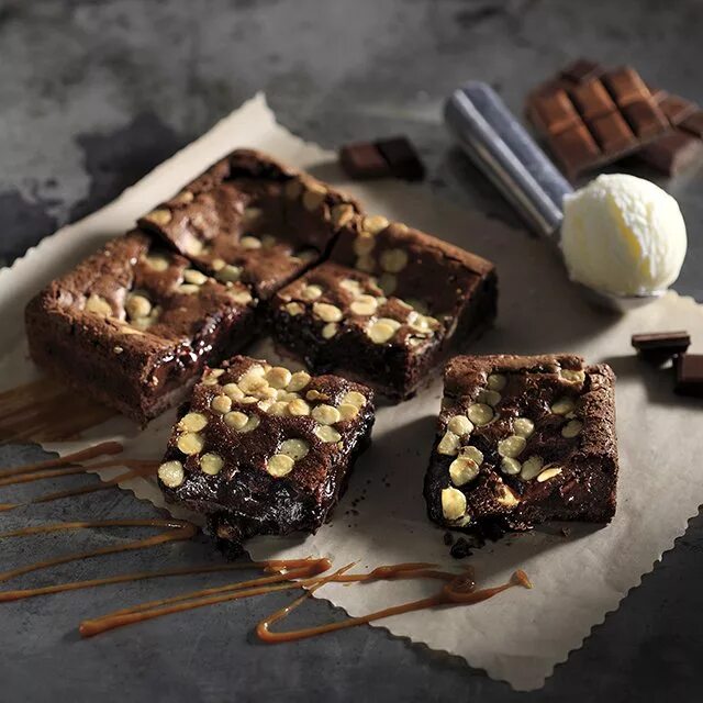 Десерты в ресторанах. Торт брауни шоколадный с малиной. Шоколадное пирожное подача. Брауни в ресторане. Брауни в ресторане.