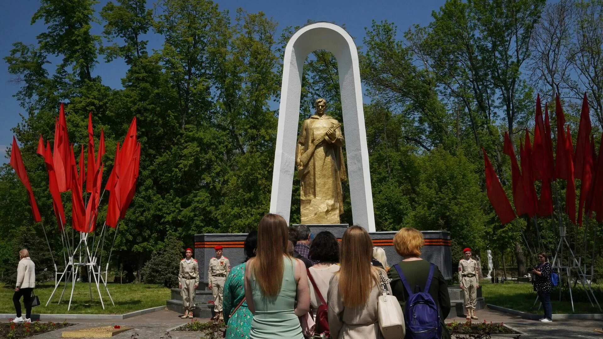 Парк горького луганск. Школа 6 луганск. Взрыв здания. Взрыв здания. Луганск 12.