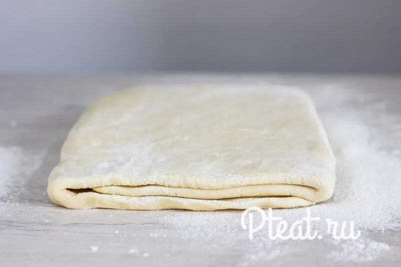 Слоеное тесто наоборот. Слоеное тесто обратное. Как быстро разморозить слоеное тесто. Можно ли размораживать слоеное тесто в микроволновке