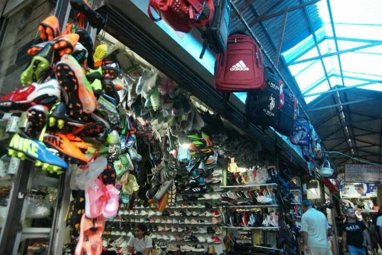 Рынок бони в батуми. Вещевой рынок хопа. Рынок хопа в батуми. Спортивный магазин в батуми. Вещевой рынок хопа.