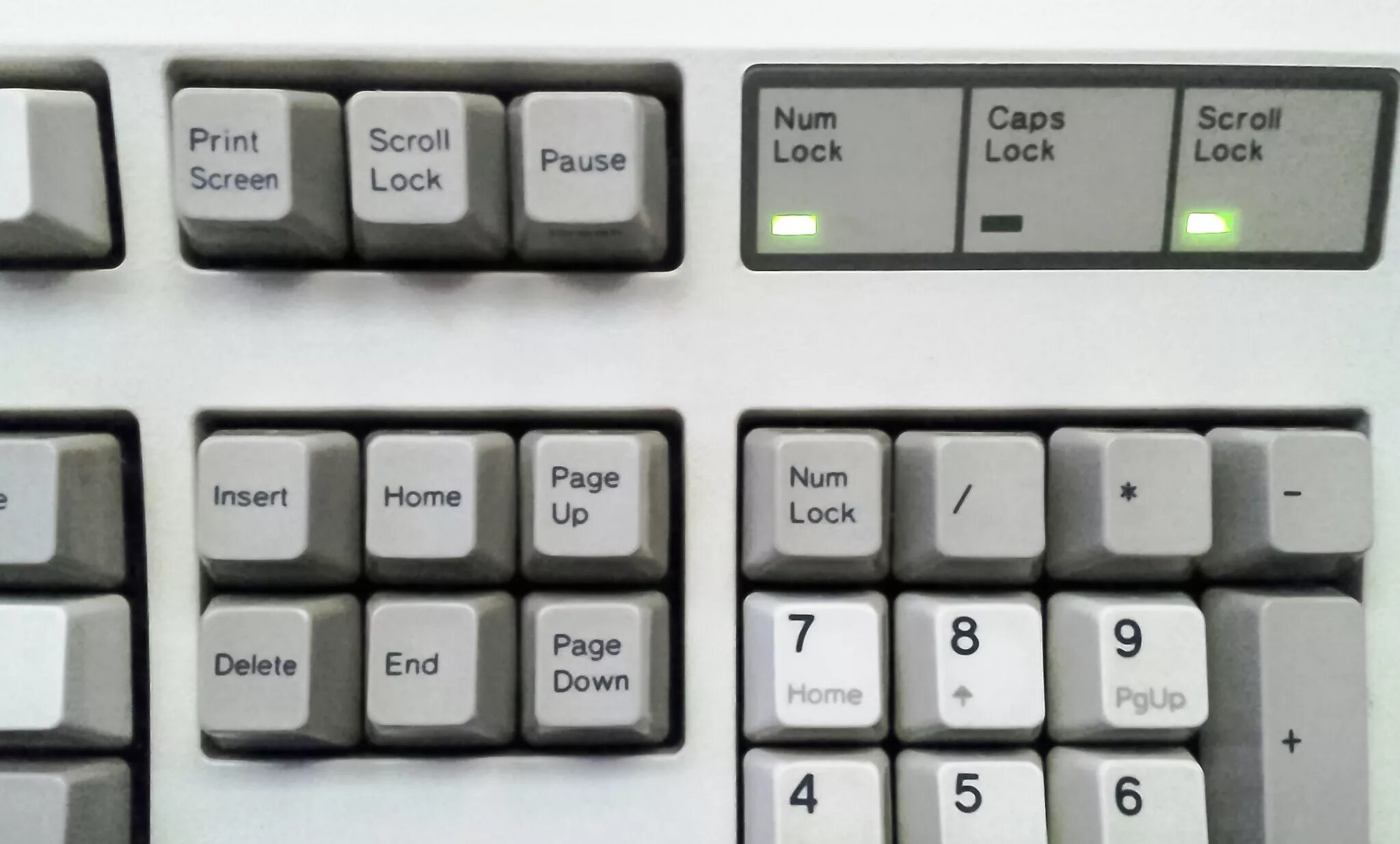 Что такое scroll lock на клавиатуре. Scroll Lock на клавиатуре. SCR LK что это такое на клавиатуре. Кнопка скролл лок на клавиатуре. Num Lock caps Lock Scroll Lock.