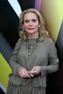 Табиғатта жалаңаш әйелдің түкті писькасы