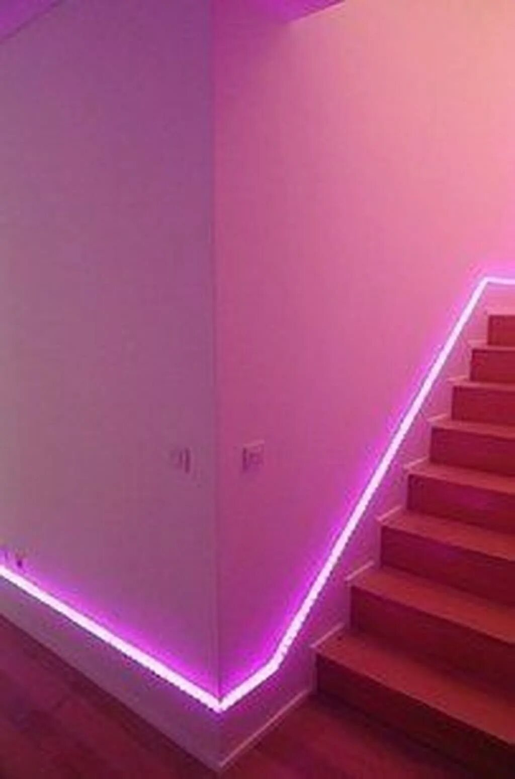 Фиолетовая РГБ подсветка. Плинтус с подсветкой РГБ. Светодиодная лента в комнате. Комната со светодиодами.