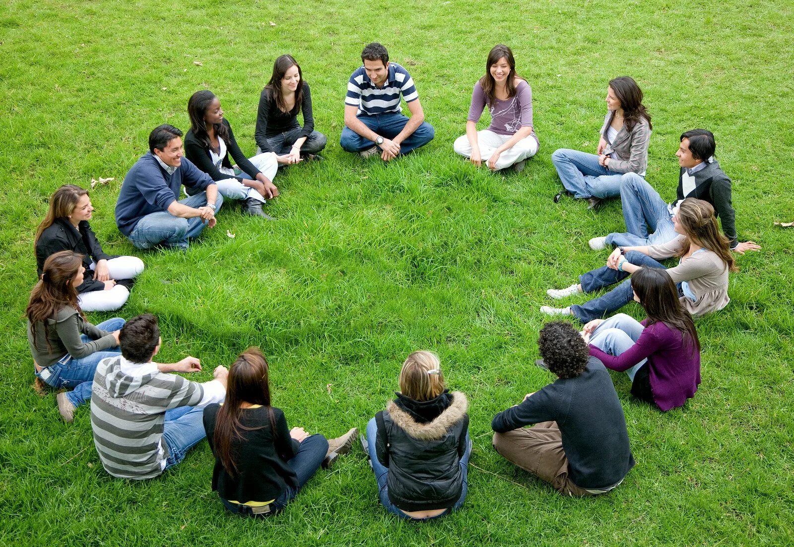 Групповые психологические тренинги. Люди сидят в кругу. Психологический тренинг. Психологический тренин. Человек сидит на траве.