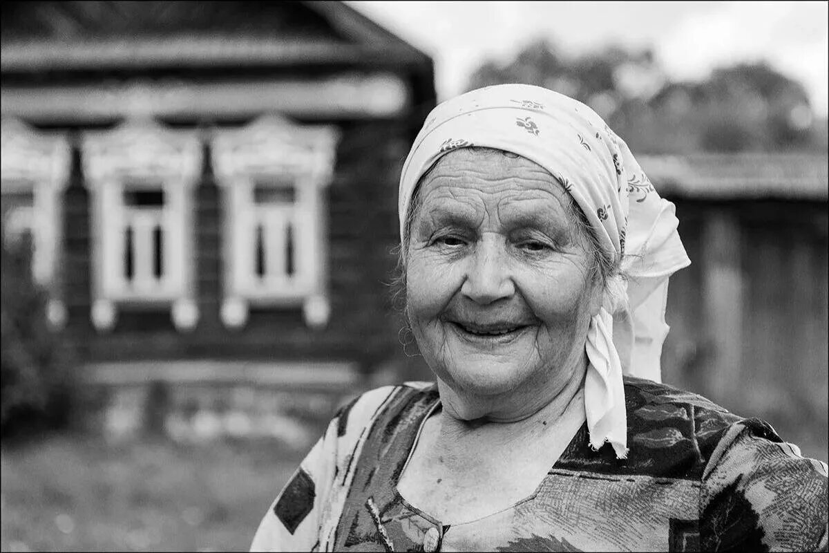 Бабушка. Деревенская бабушка. Старая деревенская женщина. Мохнатка бабушки