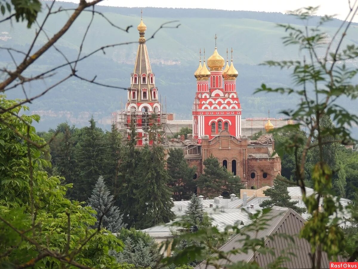Церковь в кисловодске. Церковь пантелеймона кисловодск. кисловодск церковь пантелеймона целителя. церковь пантелеймона целителя сочи.