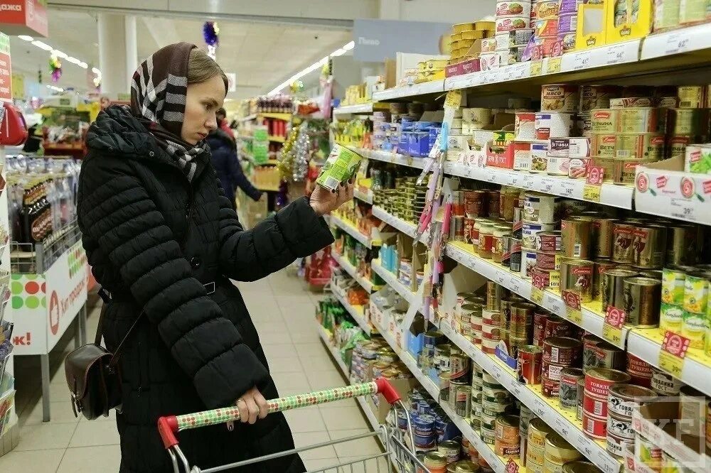 оформление полки добра. продуктовый магазин внутри. необычные товары в продуктовом магазине. любом магазине можно найти. сеть магазинов книжный дом.