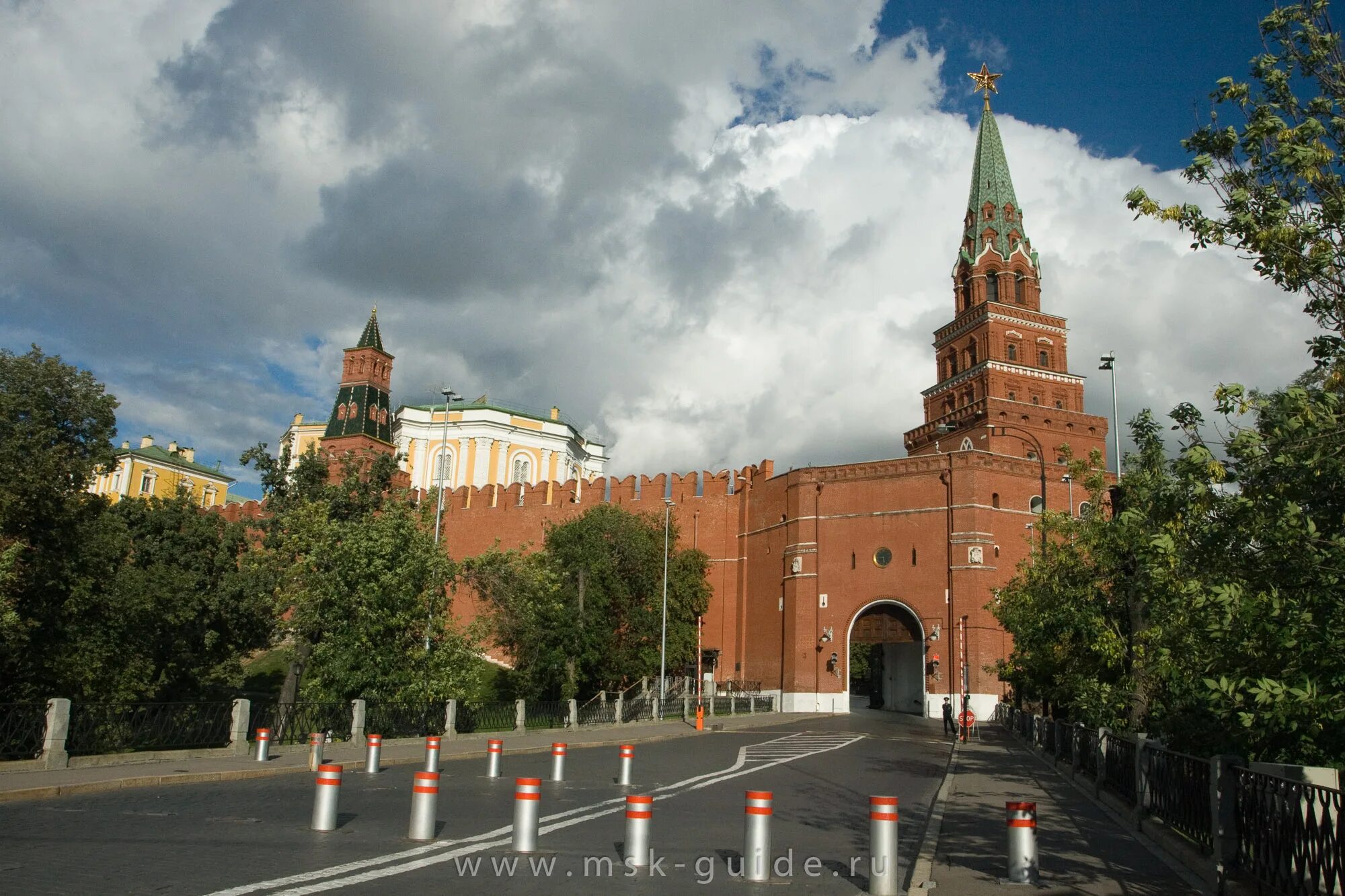 Боровицкая башня Московского Кремля. Москва Кремль Боровицкие ворота. Москва Кремль Боровицкая башня. Спасские ворота Московского Кремля.