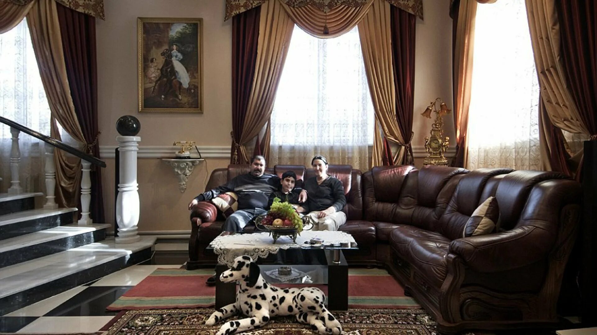 Дом цыганского барона волгоград. Цыганский дом. Город бузеску румыния цыгане. Дом цыганского барона оренбург. Сороки столица цыган.