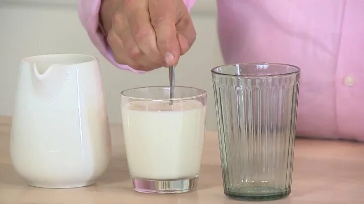 Как отличить молочные. Натуральность молока. Молоко проверено. Молоко проверка. Как проверить молоко.