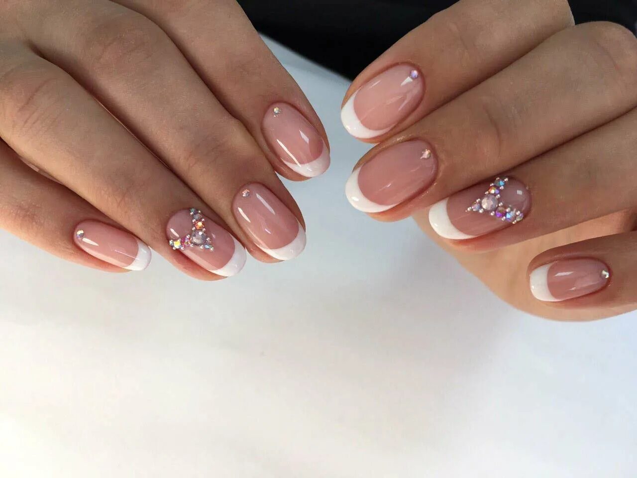 Маникюр французский френч. Золотой френч 2022. Миллениум френч френч. Нежный маникюр со стразами. Молочный френч 2022 миндаль.