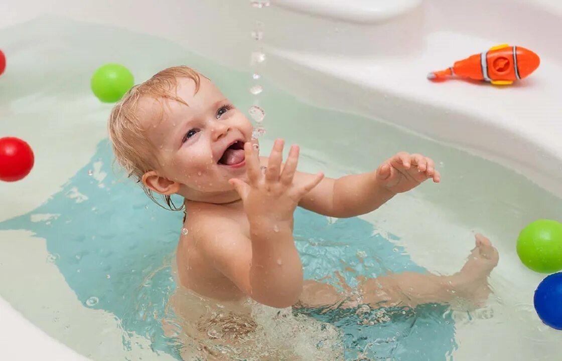 Купание. Малыш в ванной. Малыш купается. Ванны для малышей. Купается в ванной.