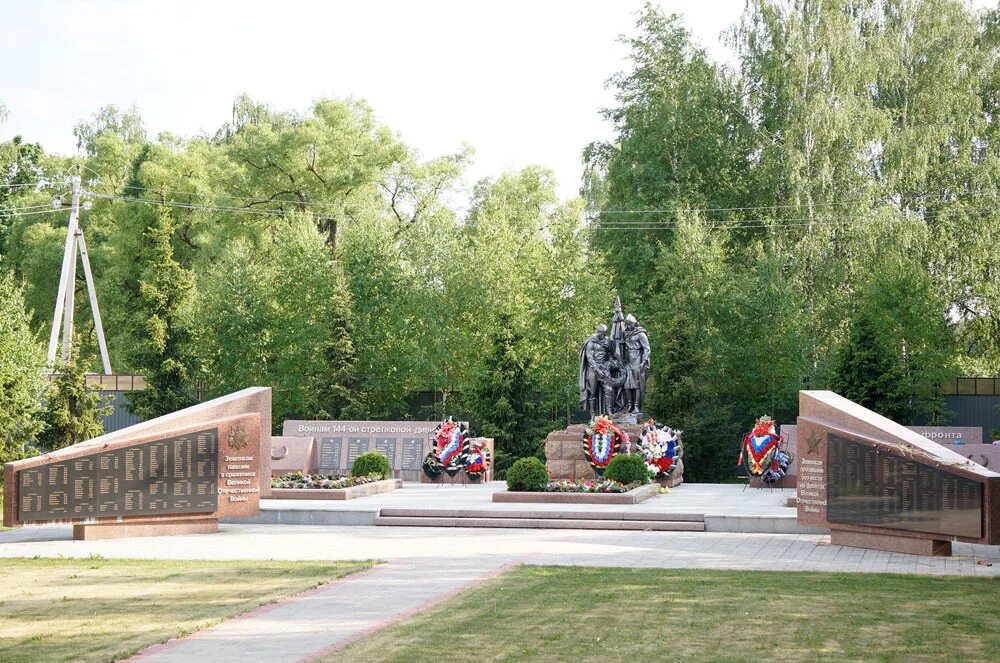 Каринское мемориал погибшим. Село Каринское Одинцовский район мемориал. Памятник воинам 152-й Стрелковой дивизии. Каринское Обелиск.