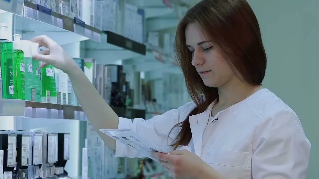 Девушка фармацевт. Провизор в аптеке. Аптека фармацевт спб. Мужчина в аптеке. Фармацевт в аптеке.