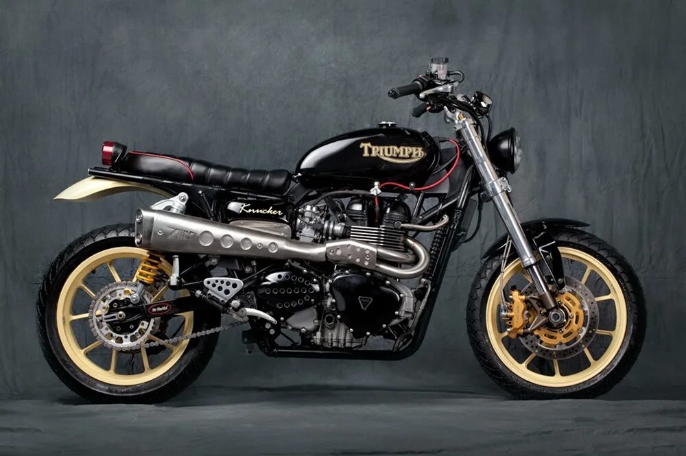 Out of custom. Triumph thruxton scrambler. триумф тракстон 900. ямаха трикер 250. yamaha tricker 250 custom.