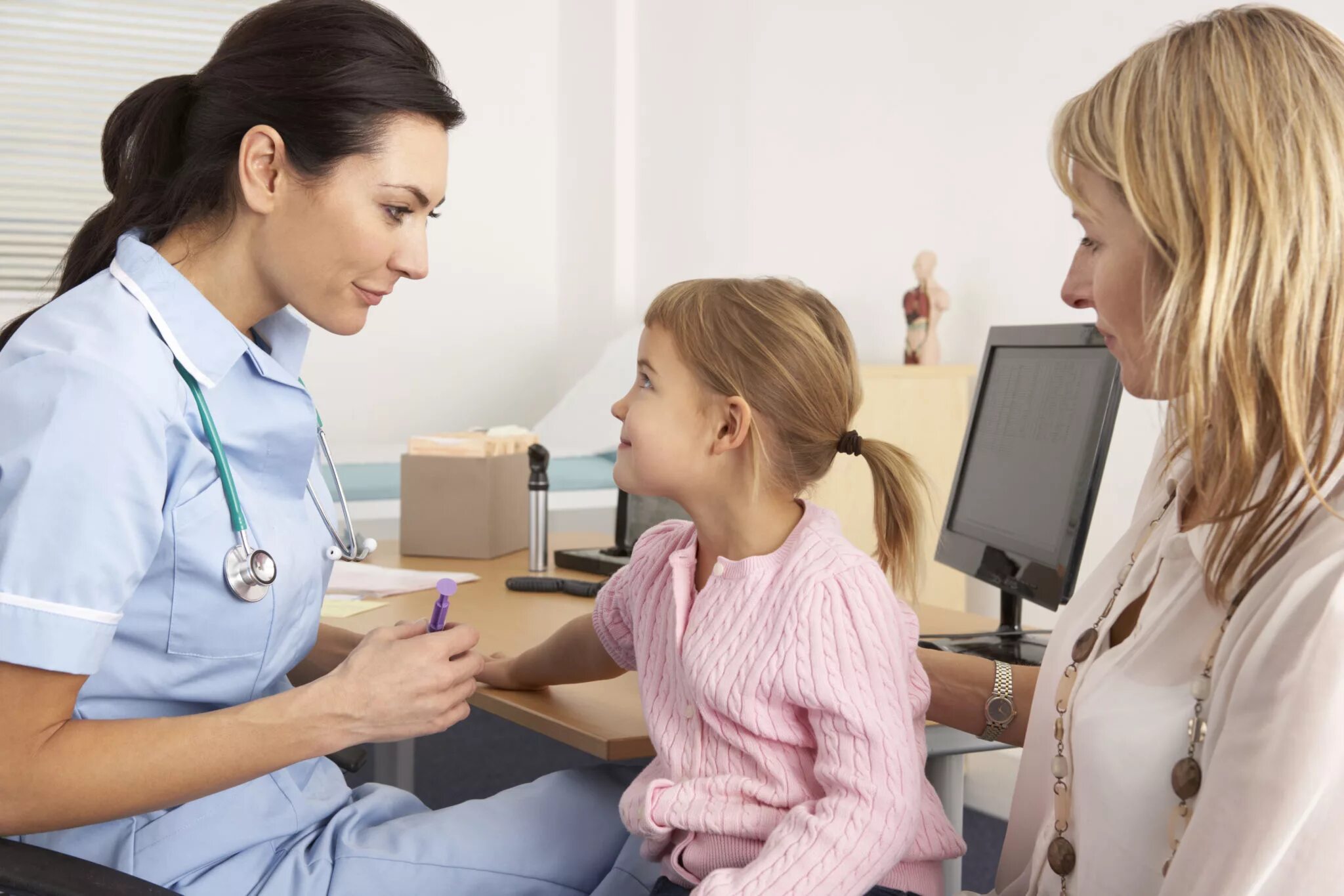 Беседа медсестры с пациентом. Медсестра беседует с родителями ребенка. Медсестра и ребенок. Беседа врача с ребенком. Беседа с врачом.