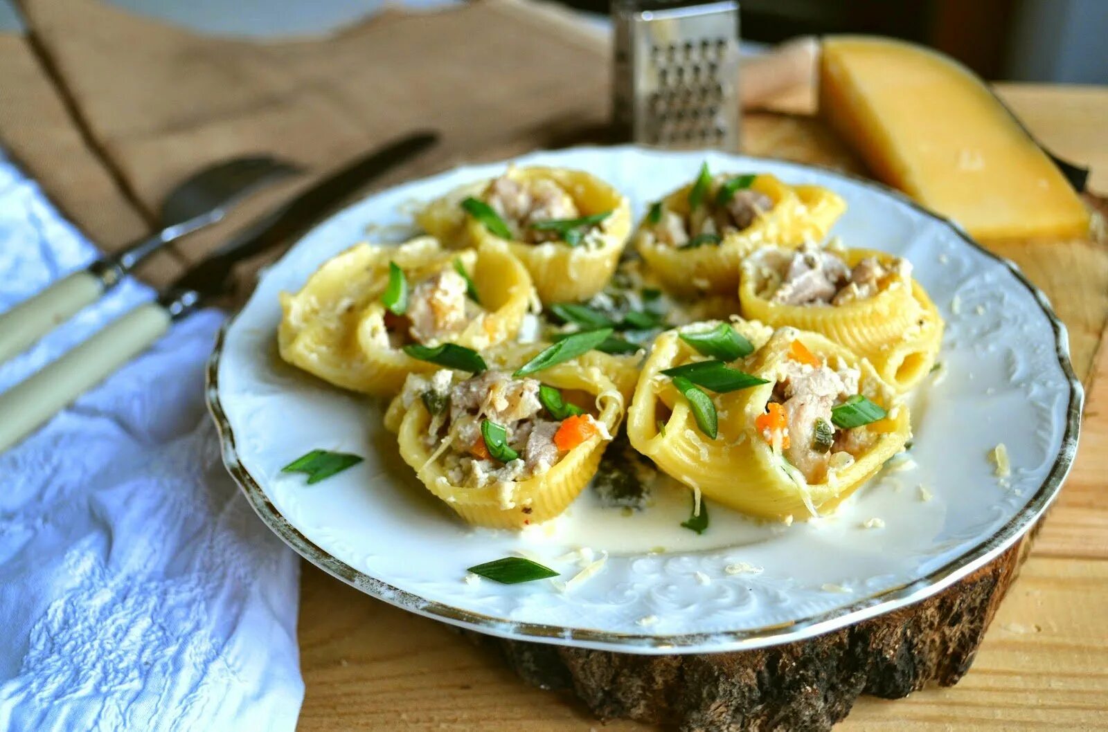 Макароны большие ракушки. Крупные ракушки паста. Крупные ракушки паста. Паста конкильони. Большие фаршированные макароны.