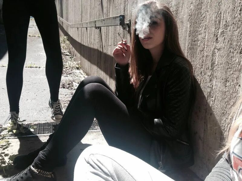 Курил в 14 лет. Девушка 14 лет курит. Курящие девушки в колготках. Девушка 16 лет курит.