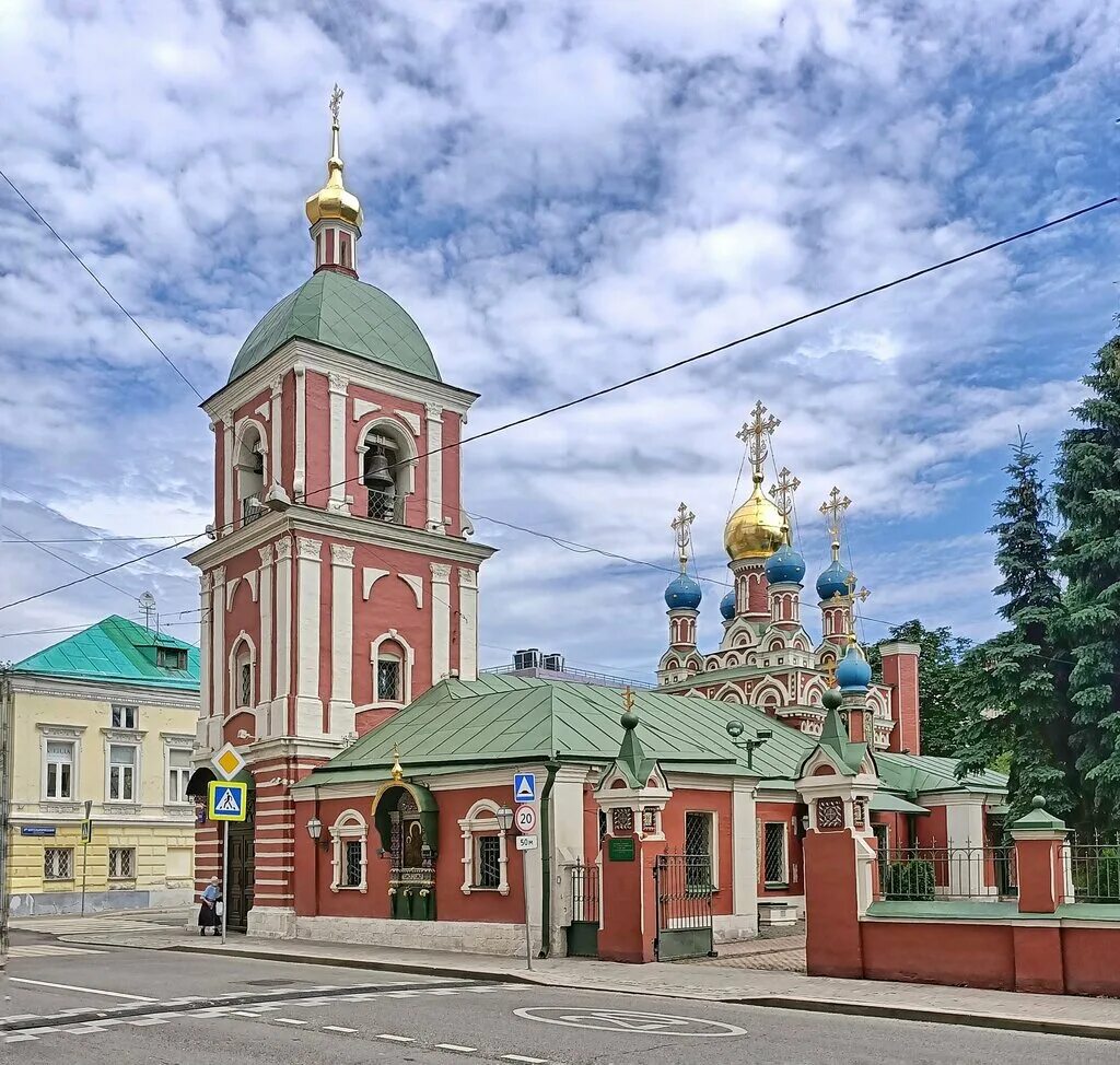 Церковь успенской пресвятой богородицы. Храм Успения Пресвятой Богородицы в Гончарах Москва. Храм Успения Пресвятой Богородицы в Гончарах на Таганке. Храм Успения Богородицы в Гончарах (болгарское подворье). Храм на Таганке болгарское подворье.