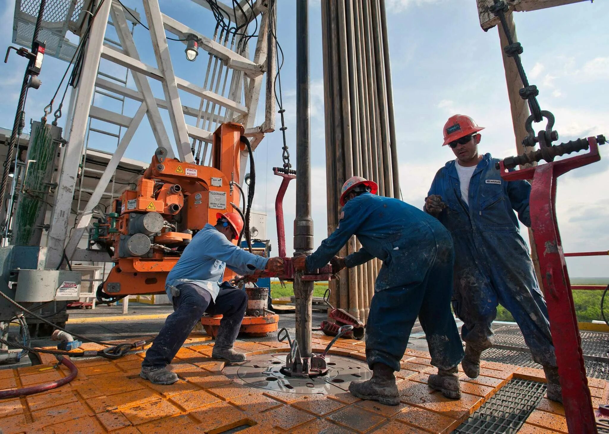 Oil and gas drilling rig. Буровая вышка нефтяная. Бурильщик скважин. Оборудование для бурения нефтяных скважин. Drill for oil.