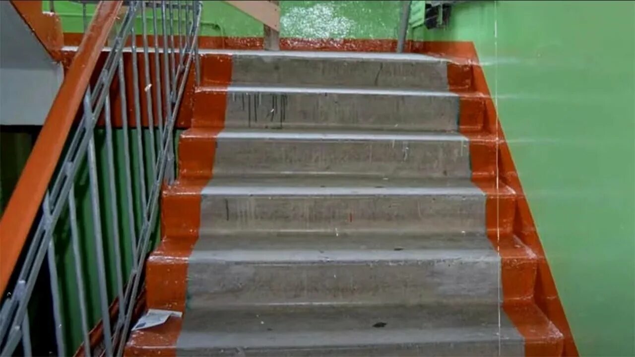 Лестничные ступени советские. Подъездные лестницы. Лестничная клетка в подъезде хрущевки. Советские ступени. Подъездные ступеньки.