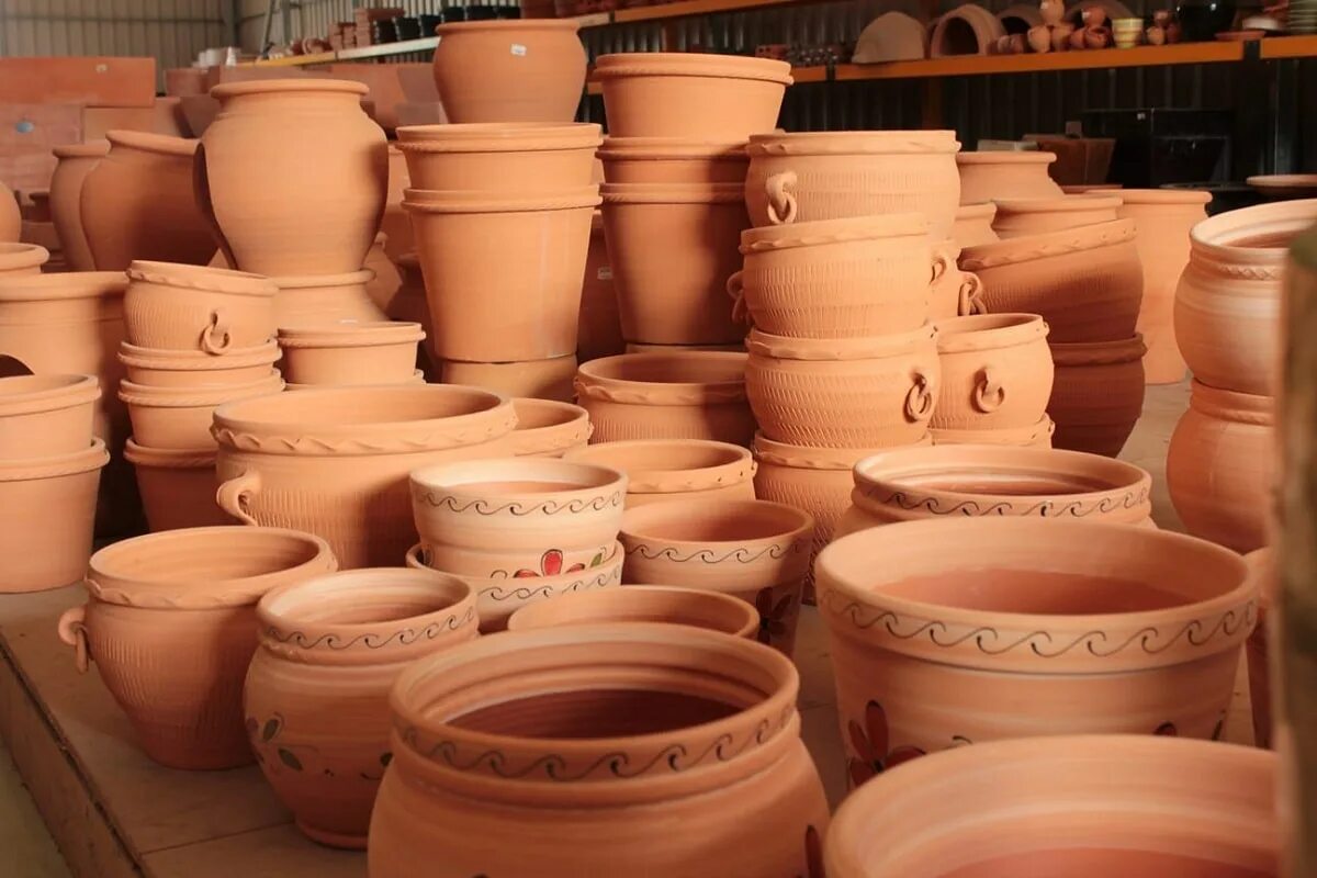 Горшок для цветов. Цветочные горшочки на стене. Горшочков много. Горшок керамический об терра. Много горшочков в саду.