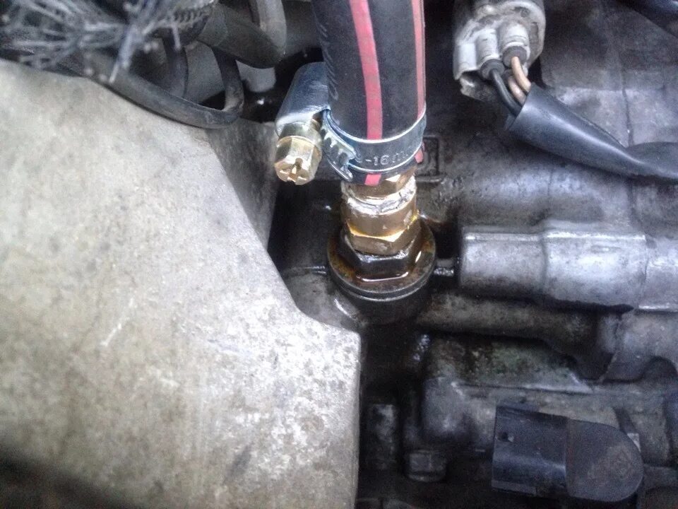 Замена датчика температуры масла. Замена датчика температуры масла. Датчик температуры пежо 307 1. Датчик давления масла тахо 840. Датчик давления масла опель вектра б 2.