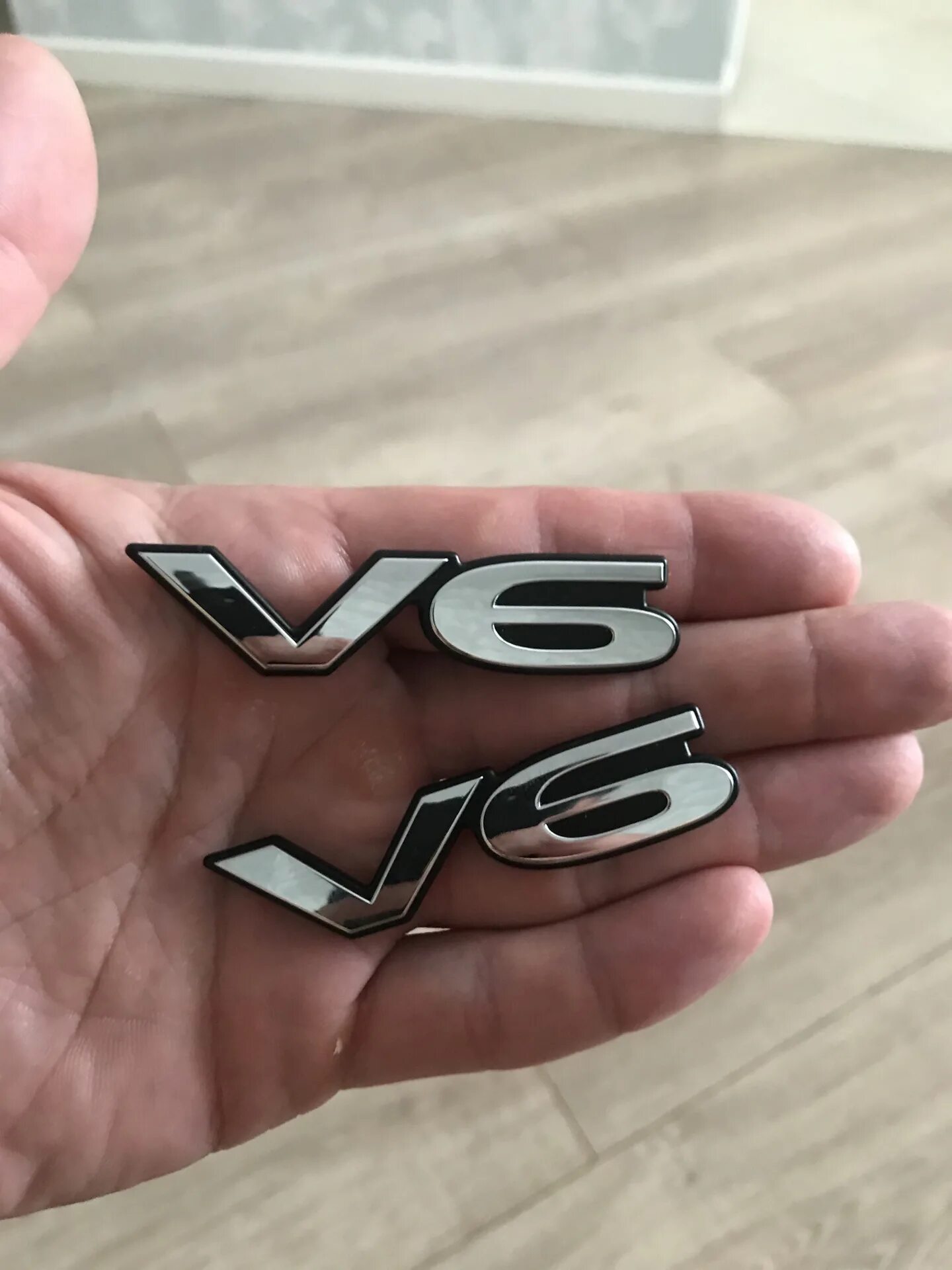 Шильдик v8 biturbo 4matic. Шильдик v. V6 toyota шильдик. Шильдик v. V8 biturbo мерседес шильдик e212.