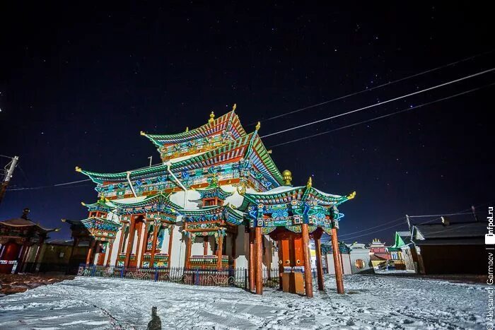 Природа города улан удэ. Бурятские ночь. Улан-удэ центр города. Бурятские ночь. Улан-удэ буддийский храм.