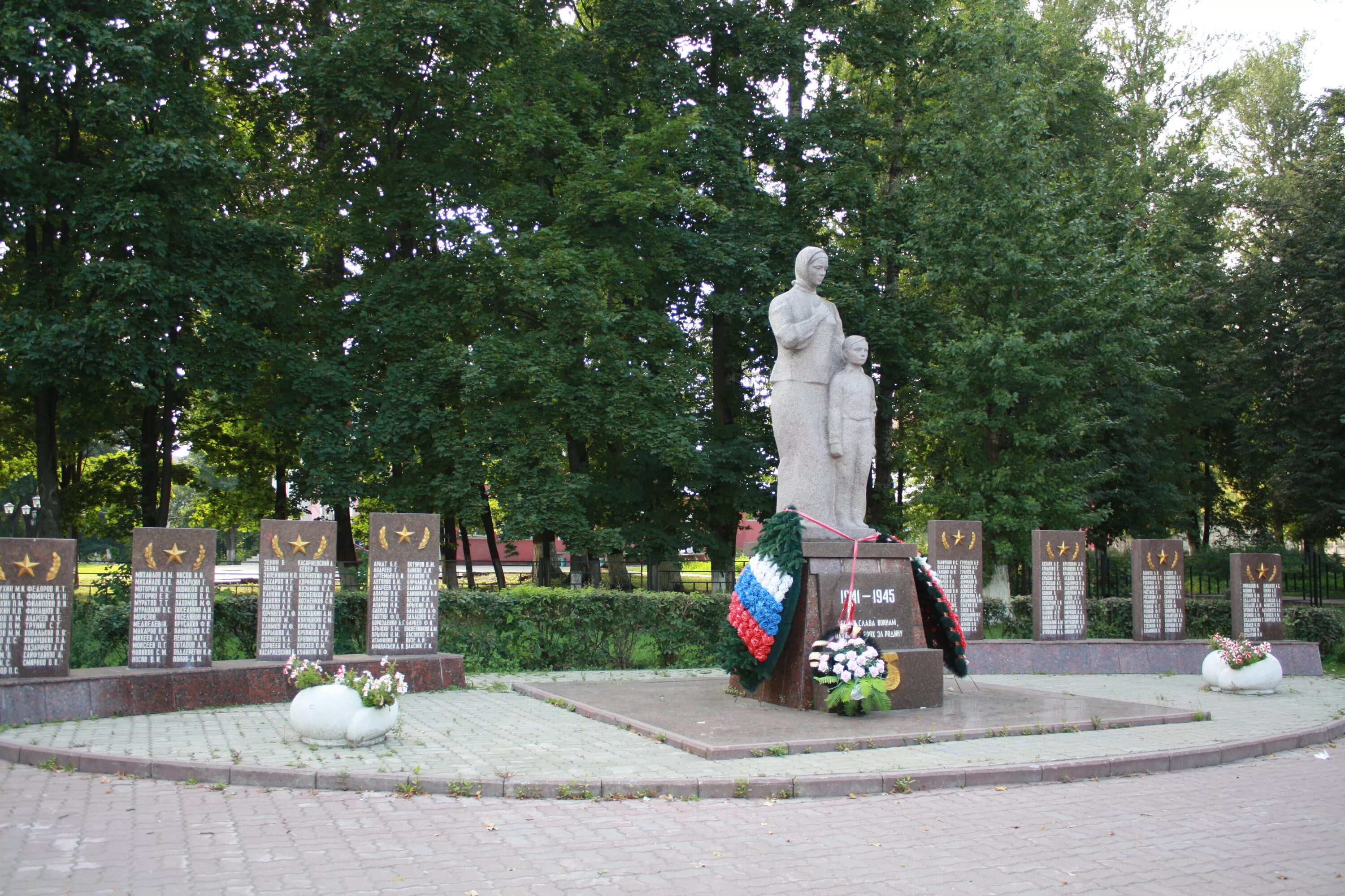 Памятник в Саввино Железнодорожный Скорбящая мать. Памятник в Саввино Железнодорожный. Балашиха Саввино Скорбящая мать. Памятник Балашиха мкр . Железнодорожный. Город железнодорожный московская фото