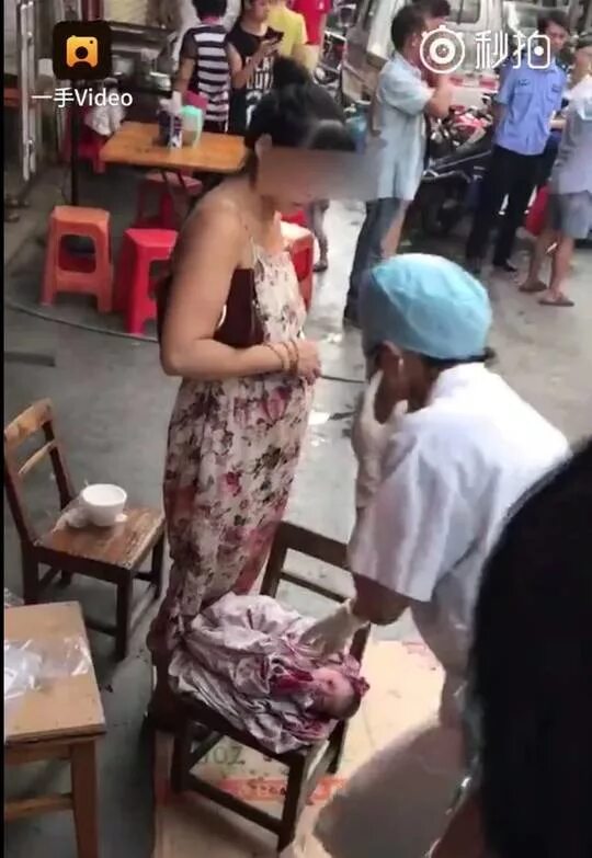Женщина родила стоя на парковке. Девушка рожает на улице. Рожают на улице. Рожают на улице. Рожают на улице.