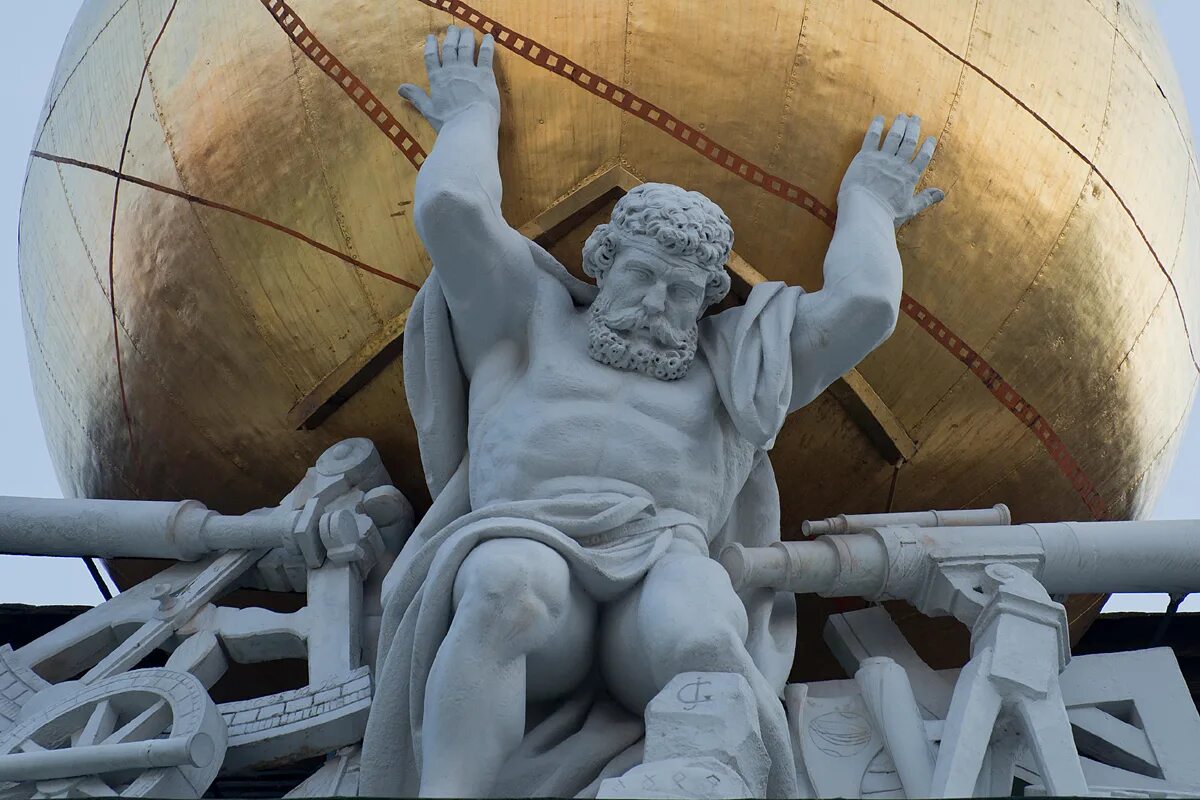 Атланты 1000. Атлант Титан статуя. Атлант древняя Греция. Атлант Бог древней Греции. Атлант Греческая мифология.