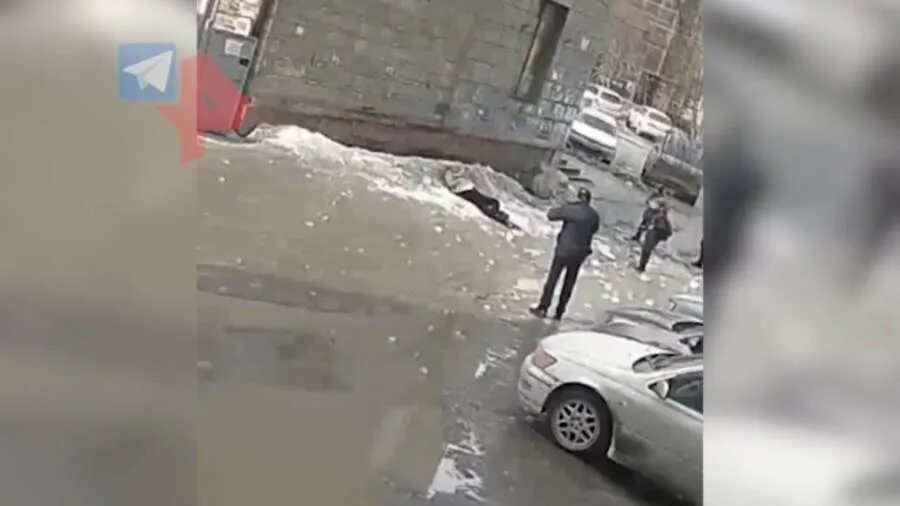 глыба льда обрушилась на проходящую женщину. глыба льда обрушилась на проходящую женщину. видео тающего снега на украине. на женщину упала глыба льда. глыба льда обрушилась на проходящую женщину.