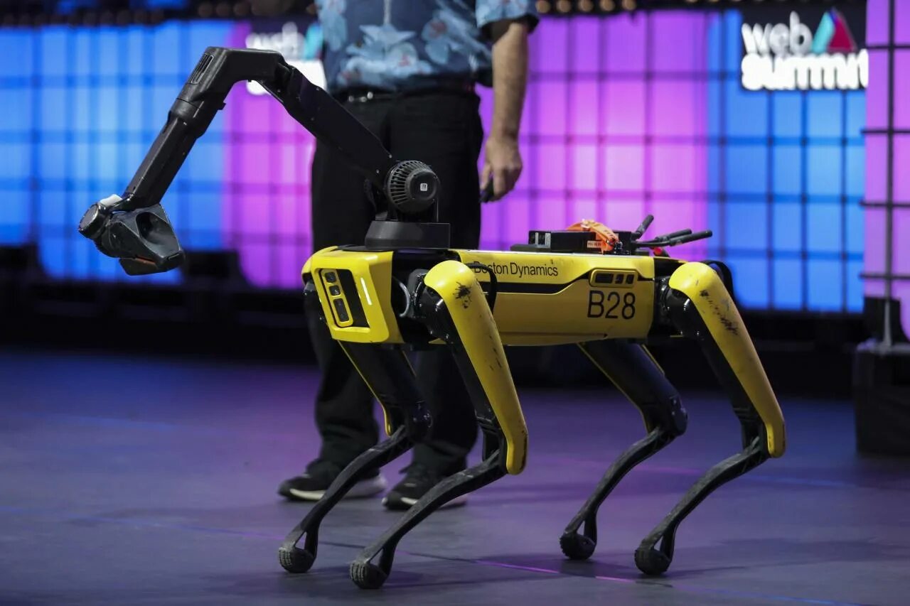 Лучшие производители роботов. Бостон Дайнемикс робот собака. Роботы фирмы Бостон Динамикс. Boston Dynamics производители роботов. Собака Бостон Дайнемикс.