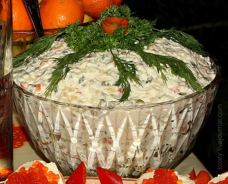 салаты из советских ресторанов. салат пражский. оливье с раковыми шейками. салат слоеный «прага». салат "чайка" с сыром, яйцами и горошком.