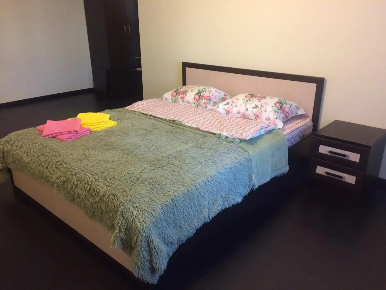 Суточная квартира в зеленограде. Корп 856 зеленоград фото. Зеленоград на сутки. Amy's beach apartments. Зеленоград на сутки.