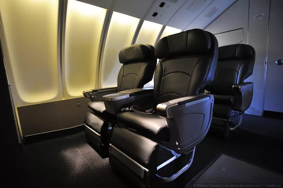 Кресло самолет бизнес. A380 singapore airlines салон. Boeing 777 кресла. Люфтганза авиакомпания салон. Боинг 747-8 салон.