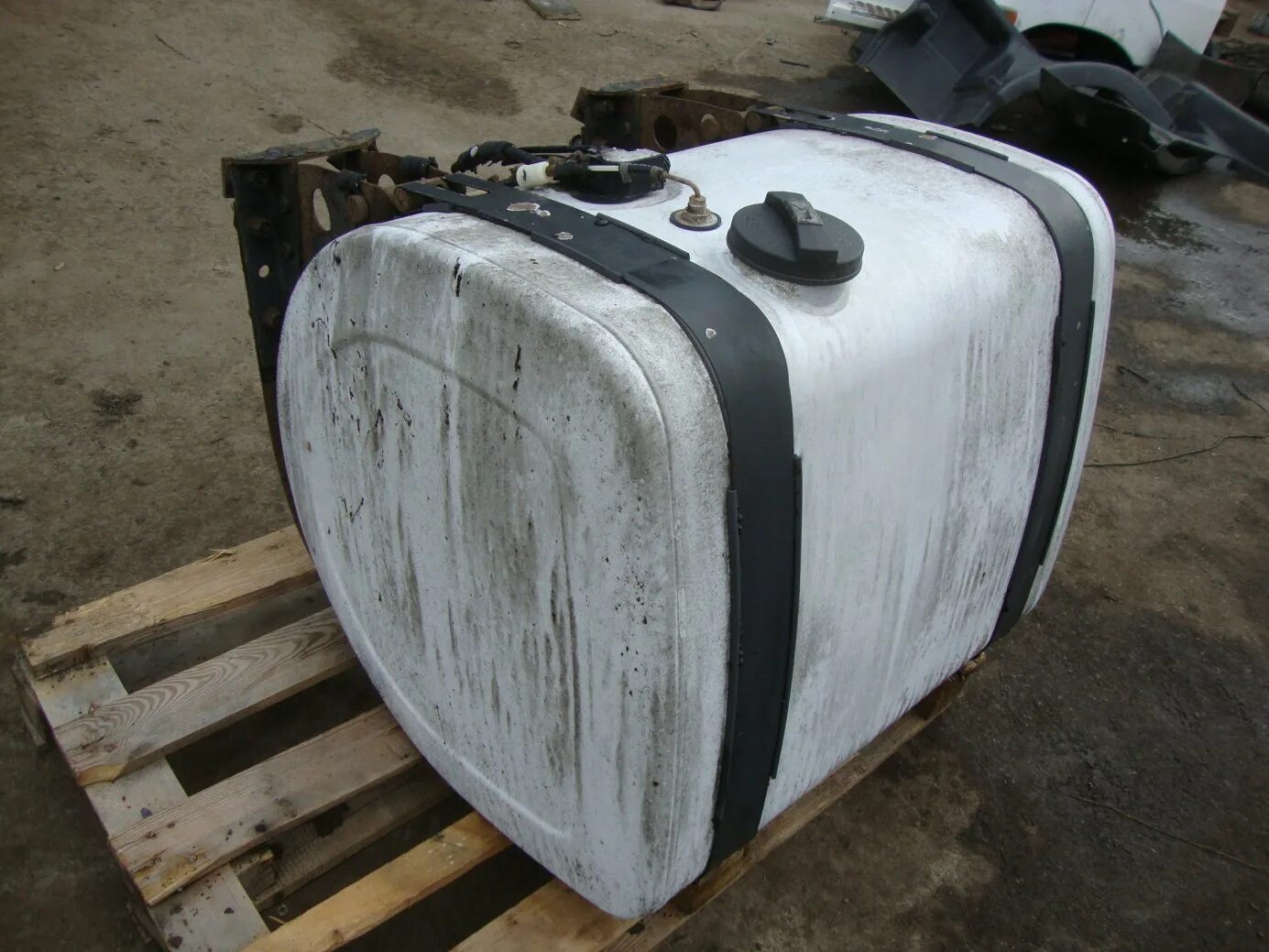 Бак вольво. D образный топливной бак для вольво. Алюминиевый бак топливный volvo fh12. Бак топливный вольво fh13. Топливный бак вольво евро 5.