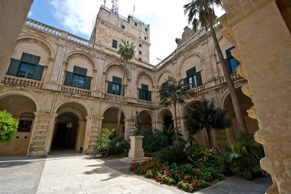 Дворец великого магистра валлетта. Родос крепость дворец великого магистра. Дворец великого магистра валлетта. Дворец великих магистров родос. Родос крепость дворец великого магистра.