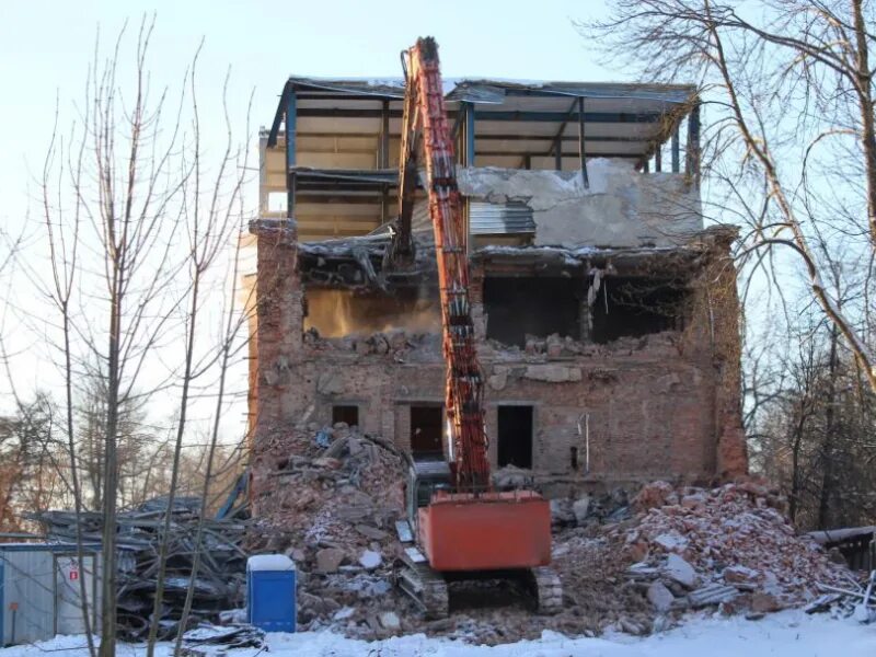 Сгоревший дом. Снос в новгороде. Тиффани нижний новгород снесли. Снесенное здание бани в великом новгороде. Снос в новгороде.