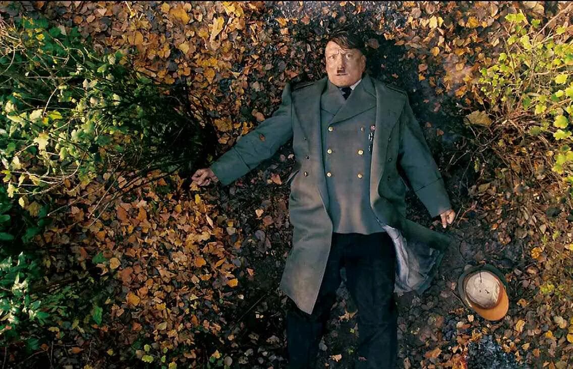 Он снова здесь фильм 2015 гитлер. Он снова здесь 2015. Франциска вульф он снова здесь. Er ist wieder da баннер. Он снова здесь 2015.