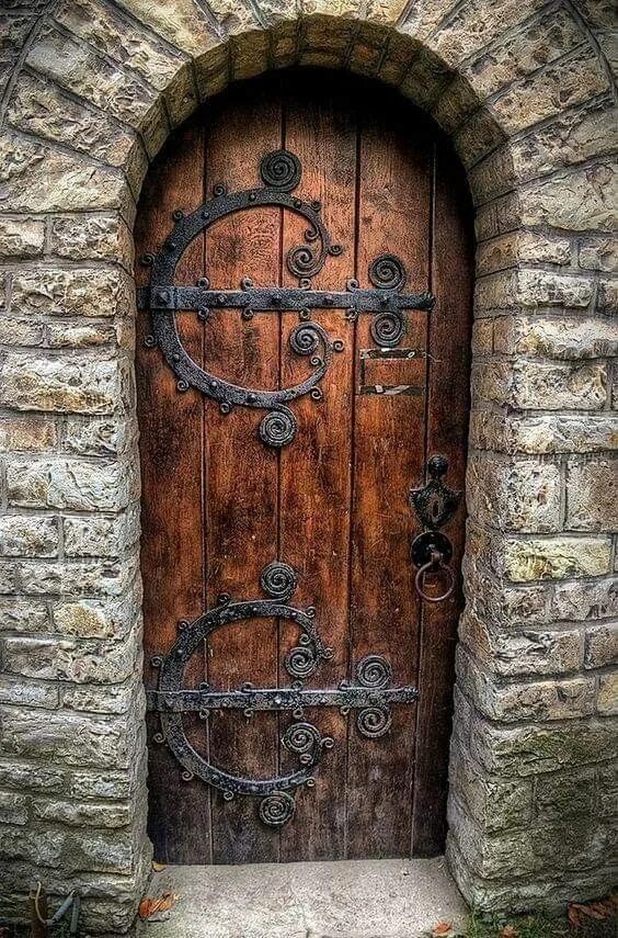 Старинные двери в замках. Ворота монастыря средневековья. Старинная дверь. Двери старых замков. Двери старых замков.