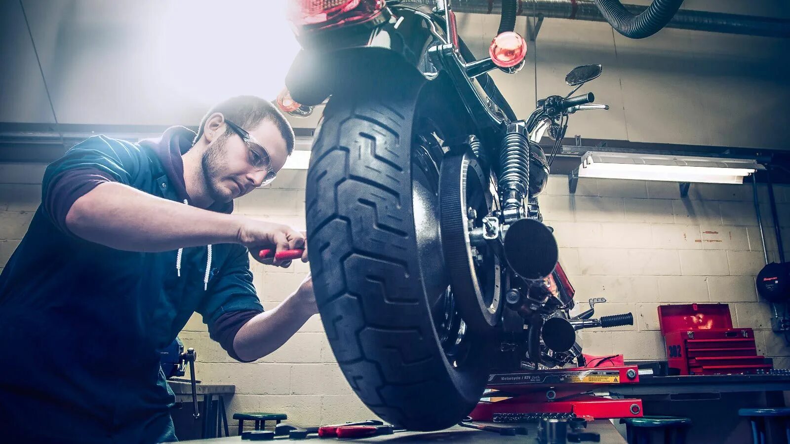 Bike mechanic. Механик мотоциклов. Механик мототехники. Мотоцикл механика. Механик ремонтирует мотоцикл.