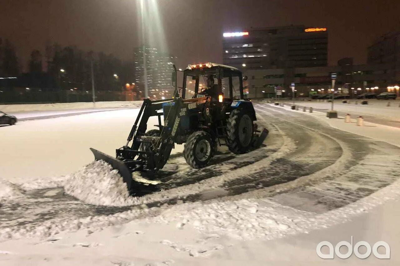 Аренда трактора снег. Трактор Беларус 82.1 с отвалом. Снег трактор МТЗ-82 С навесным оборудованием. Погрузка снега МТЗ. Щетка МТЗ 82.