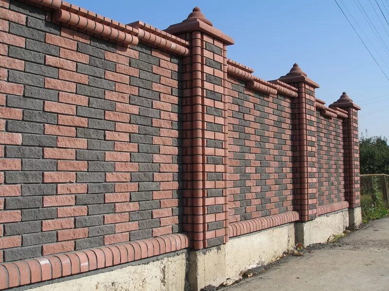 Кирпичный забор из кирпича. Кирпич бессер облицовочный. красивые кирпичные заборы. забор из облицовочного кирпича. красивые заборы из кирпича.