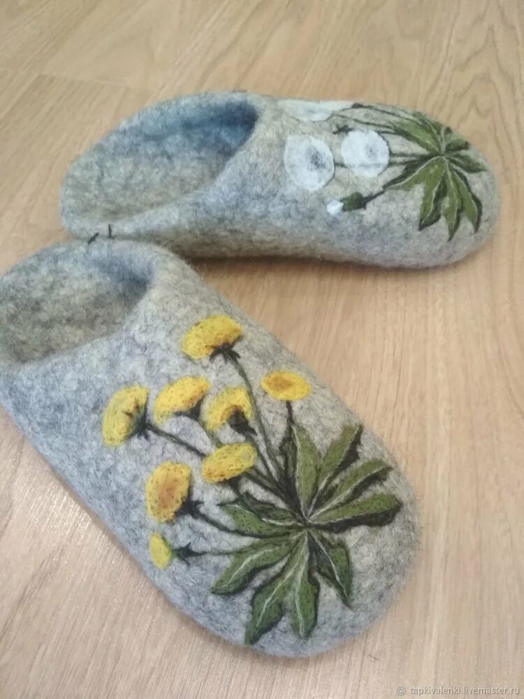 Декор валяных тапочек. Валяные тапочки из шерсти. Валяние тапочек из шерсти. Валяние из шерсти шапочек. Алеся исмагилова валяние тапочек.