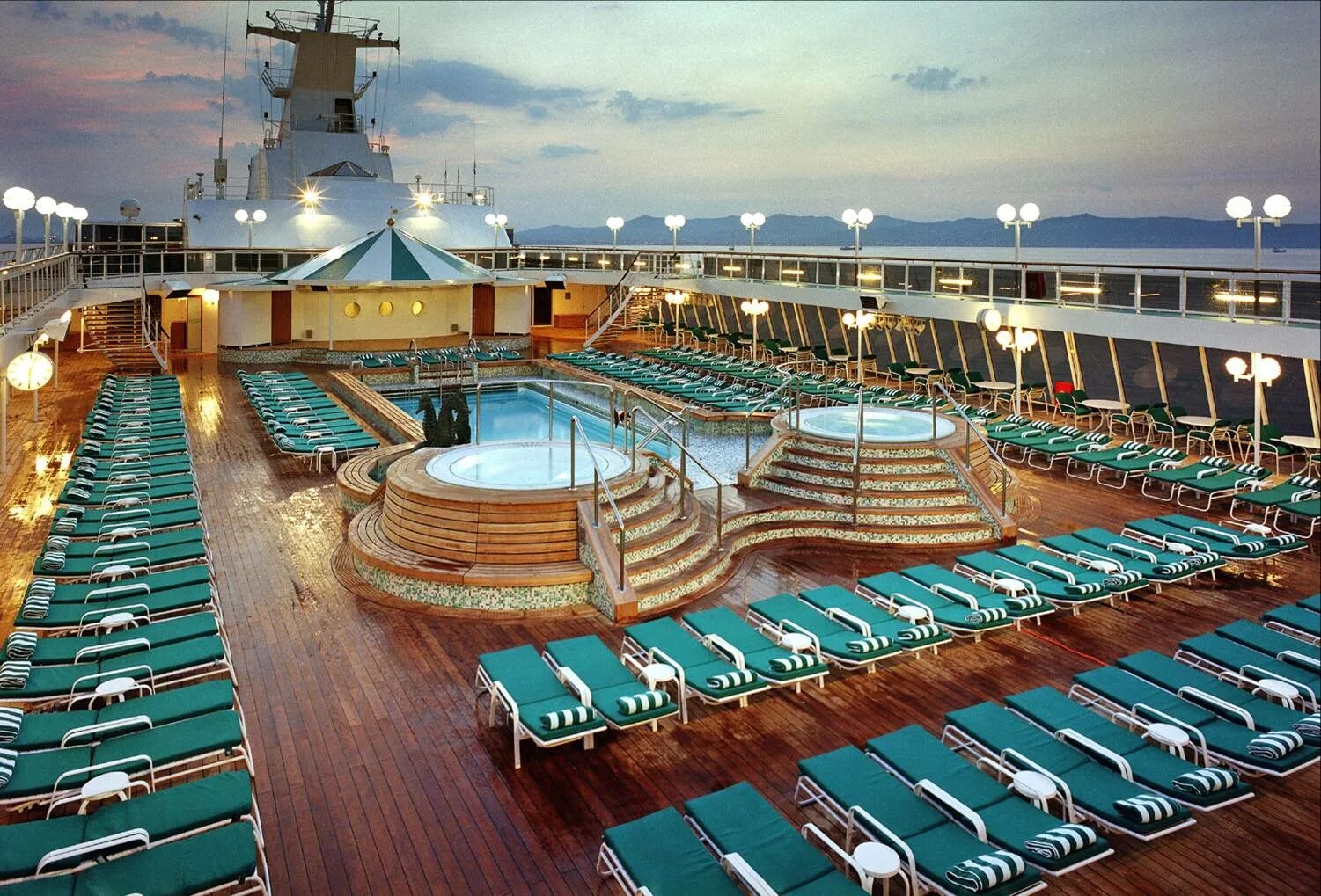 Msc cruises fleet. Круиз на теплоходе по морю средиземному. Круизный корабль "msc splendida". Морской круиз - средиземное море. Круизные лайнеры туры по европе.