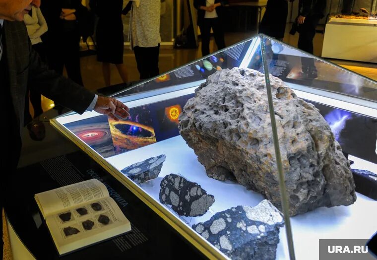 Упадет метеорит 2013. Метеорит в челябинске. метеорит 2013 года в челябинске. кусок челябинского метеорита. метеорит 2025.