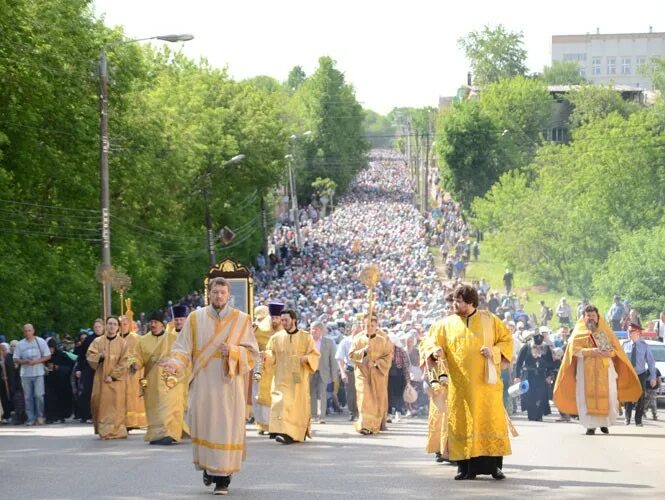 Храм христа спасителя в москве крестный ход. Крестный ход отцов. Крестный ход отцов. Крестный ход (церковь покрова-на-лузе). Православная церковь крестный ход.
